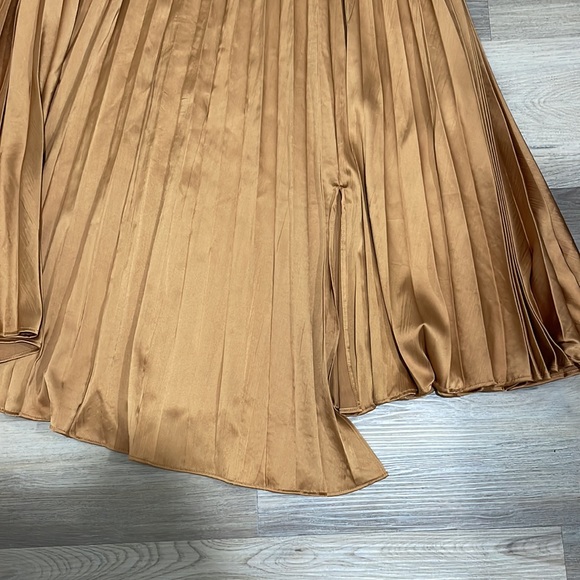 Pleated skirt - Picture 2 of 6